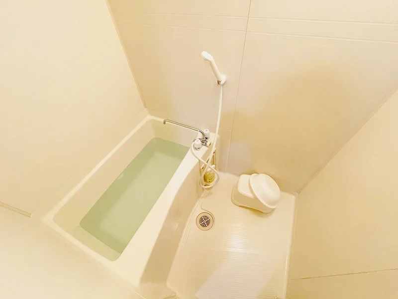 バストイレは別♪バスルームには風呂桶・風呂イス・風呂用洗剤・スポンジをご用意しておりますのでぜひご活用ください！