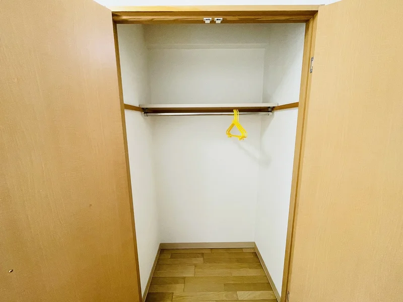 収納スペースも広く、長期滞在でも安心！！嬉しいポール付☆☆