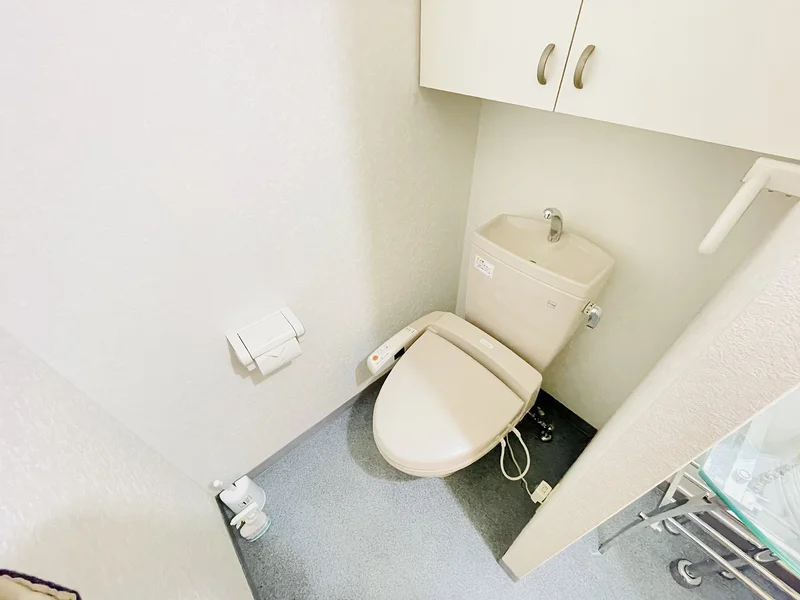 ウォシュレットつきのトイレです。老若男女皆様に安心してご利用いただけますね☆トイレにもトイレ用洗剤とトイレ用ブラシをご用意しておりますので長期ご利用の場合の気になる汚れなどもお掃除して頂けます＾＾