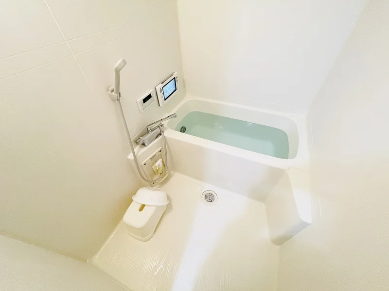 バストイレは別♪バスルームには風呂桶・風呂イス・風呂用洗剤・スポンジをご用意しておりますのでぜひご活用ください！