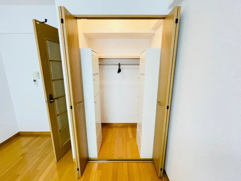 収納スペースも充実しており、嬉しいポール付☆☆