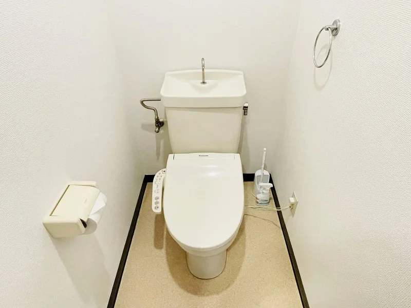ウォシュレットつきのトイレです。老若男女皆様に安心してご利用いただけますね☆トイレにもトイレ用洗剤とトイレ用ブラシをご用意しておりますので長期ご利用の場合の気になる汚れなどもお掃除して頂けます＾＾