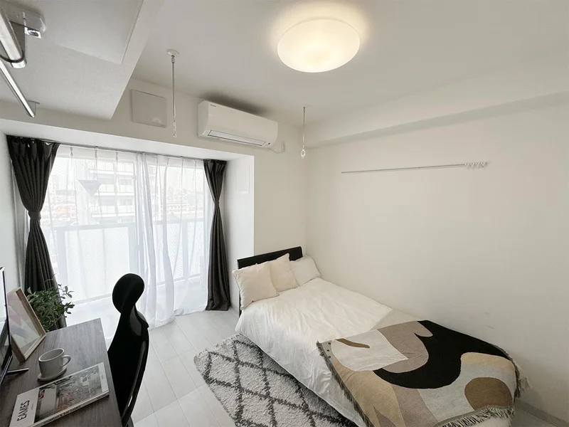 写真はお部屋のイメージです。ラグなどの室内装飾はございません。