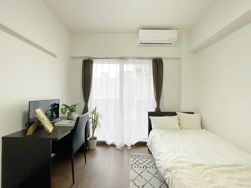 写真はお部屋のイメージです。ラグなどの室内装飾はございません。