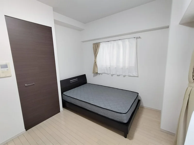 写真はお部屋のイメージです。ラグなどの室内装飾はございません。