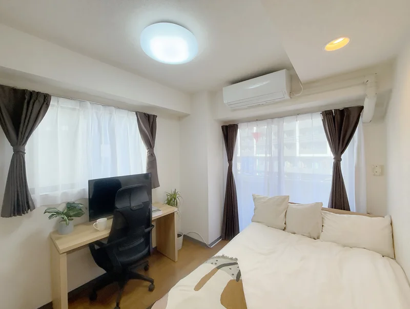 写真はお部屋のイメージです。ラグなどの室内装飾はございません。