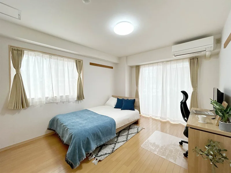 写真はお部屋のイメージです。ラグなどの室内装飾はございません。
