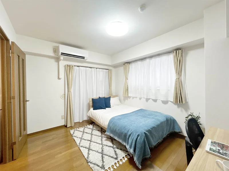 写真はお部屋のイメージです。ラグなどの室内装飾はございません。