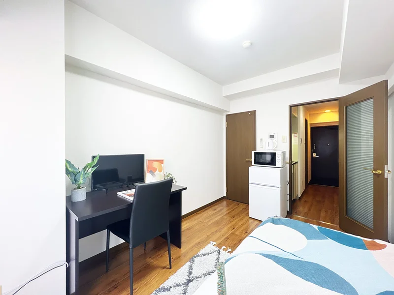 写真はお部屋のイメージです。ラグなどの室内装飾はございません。