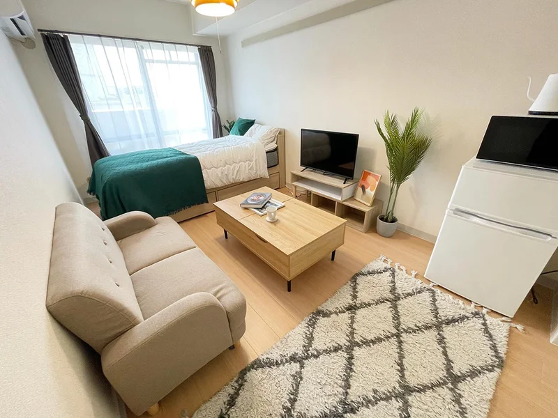 写真はお部屋のイメージです。ラグなどの室内装飾はございません。