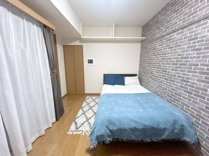 写真はお部屋のイメージです。ラグなどの室内装飾はございません。