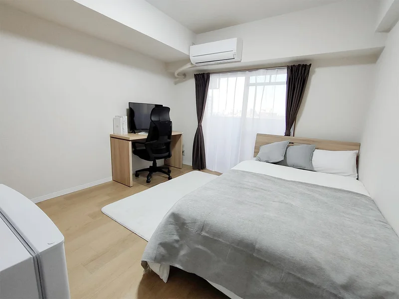 写真はお部屋のイメージです。ラグなどの室内装飾はございません。