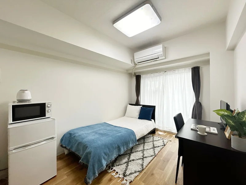 写真はお部屋のイメージです。ラグなどの室内装飾はございません。
