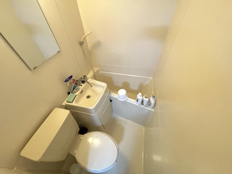 【滋賀大津駅前(日本赤十字社 大津赤十字病院前)ウィークリーマンションバス画像】滋賀大津駅前(日本赤十字社 大津赤十字病院前)マンスリーマンションでは、バスルームにも多数の備品を設置。シャンプー、トリートメント、ドライヤーは標準設備♪