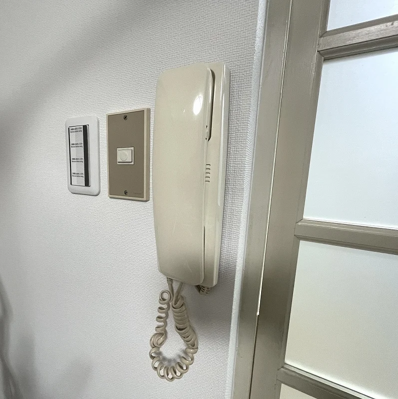 テレビ、ソファー、空気清浄機、テーブル、ゴミ箱、掃除機やパラソルハンガー、DVDプレイヤーも完備!!滋賀大津駅前(日本赤十字社 大津赤十字病院前)ウィークリーマンション滋賀大津駅前(日本赤十字社 大津赤十字病院前)マンスリーマンションは長期、中期、短期宿泊に適した室内となっております。