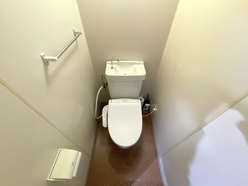 【トイレ画像】ウォシュレット付トイレです(*^^)v清掃道具もご用意しております☆彡新高岡駅前(イオンモール高岡)ウィークリーマンションでは標準設備です♪
