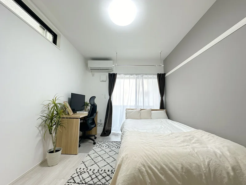 写真はお部屋のイメージです。ラグなどの室内装飾はございません。