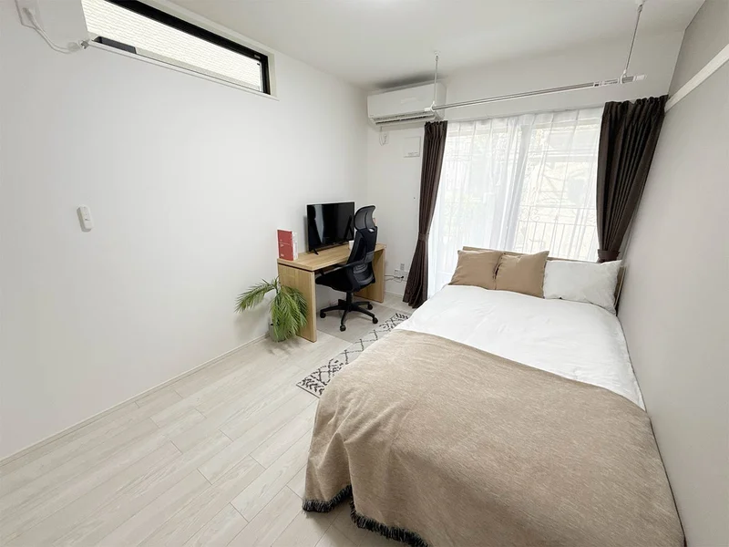 写真はお部屋のイメージです。ラグなどの室内装飾はございません。