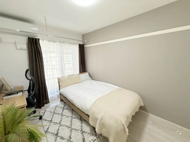 写真はお部屋のイメージです。ラグなどの室内装飾はございません。