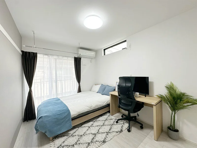 写真はお部屋のイメージです。ラグなどの室内装飾はございません。