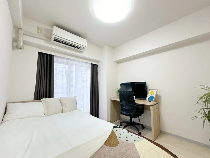 写真はお部屋のイメージです。ラグなどの室内装飾はございません。