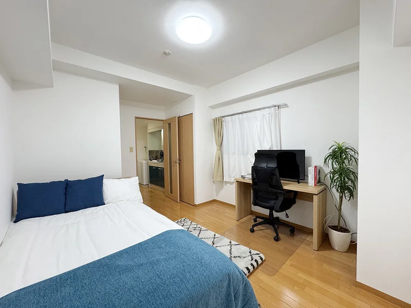 写真はお部屋のイメージです。ラグなどの室内装飾はございません。