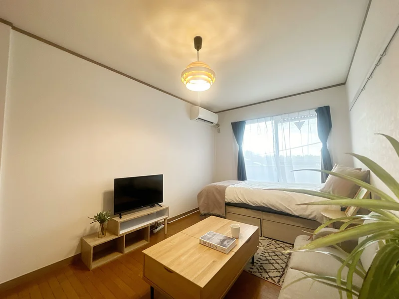 写真はお部屋のイメージです。ラグなどの室内装飾はございません。