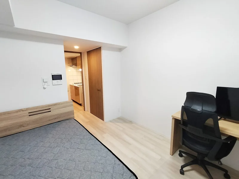 写真はお部屋のイメージです。ラグなどの室内装飾はございません。