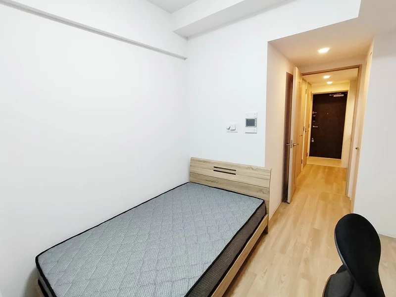 写真はお部屋のイメージです。ラグなどの室内装飾はございません。