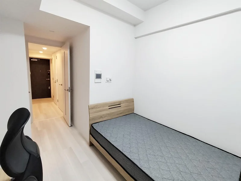 写真はお部屋のイメージです。ラグなどの室内装飾はございません。