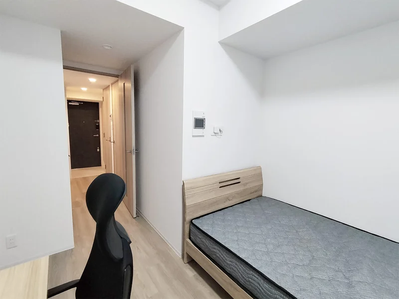 写真はお部屋のイメージです。ラグなどの室内装飾はございません。