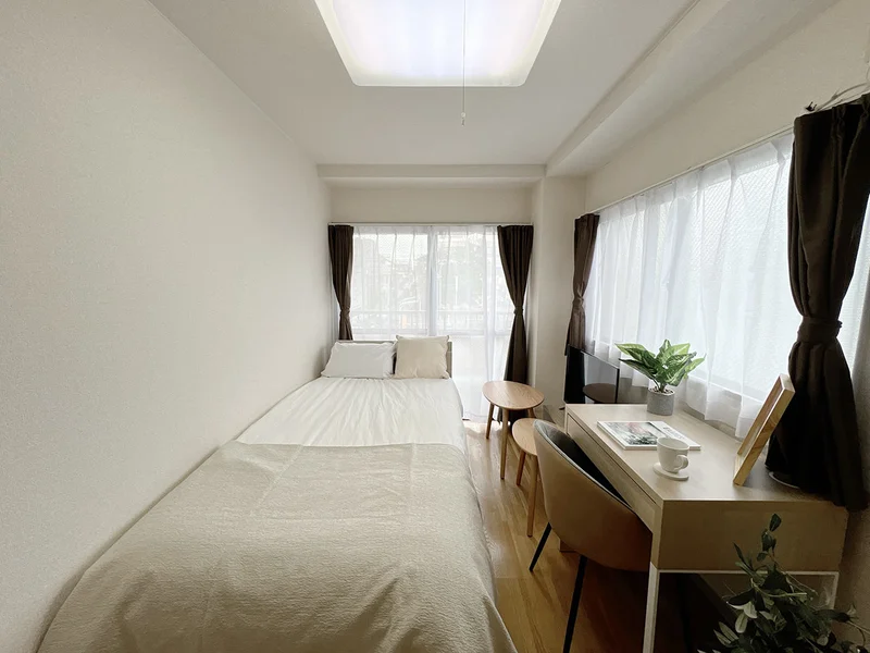 写真はお部屋のイメージです。ラグなどの室内装飾はございません。