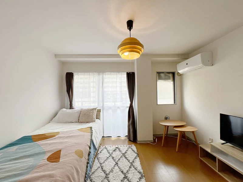 写真はお部屋のイメージです。ラグなどの室内装飾はございません。