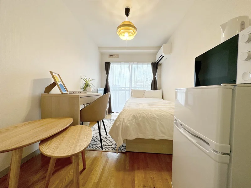 写真はお部屋のイメージです。ラグなどの室内装飾はございません。