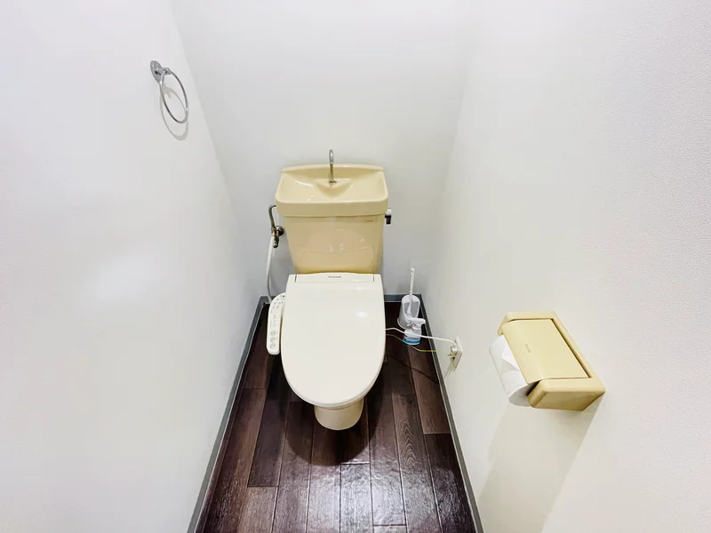 ウォシュレットつきのトイレです。老若男女皆様に安心してご利用いただけますね☆トイレにもトイレ用洗剤とトイレ用ブラシをご用意しておりますので長期ご利用の場合の気になる汚れなどもお掃除して頂けます＾＾