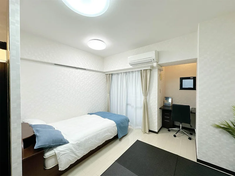 写真はお部屋のイメージです。ラグなどの室内装飾はございません。