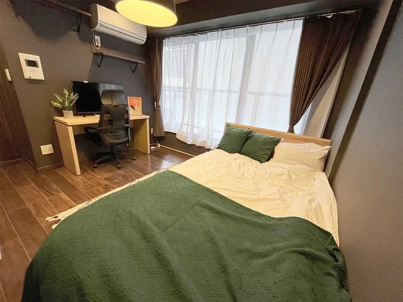 写真はお部屋のイメージです。ラグなどの室内装飾はございません。