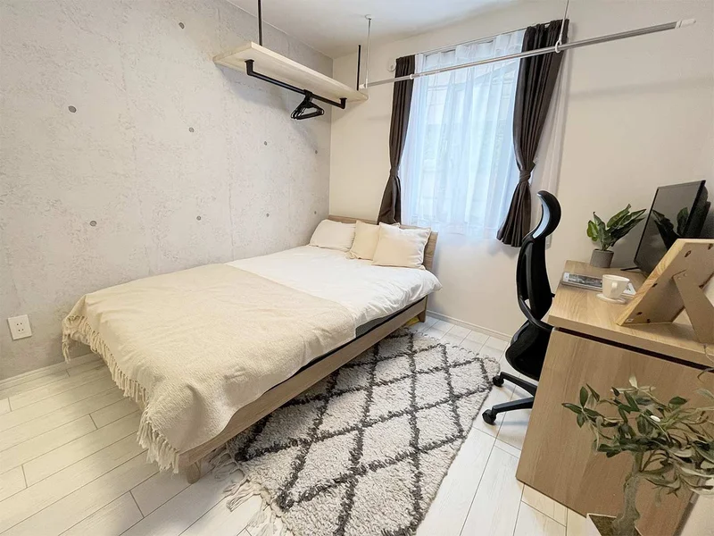 写真はお部屋のイメージです。ラグなどの室内装飾はございません。