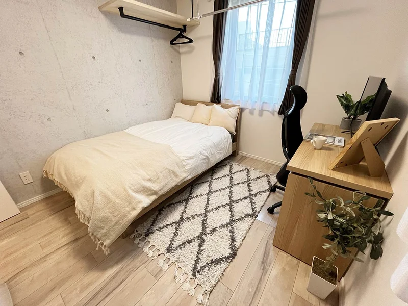 写真はお部屋のイメージです。ラグなどの室内装飾はございません。