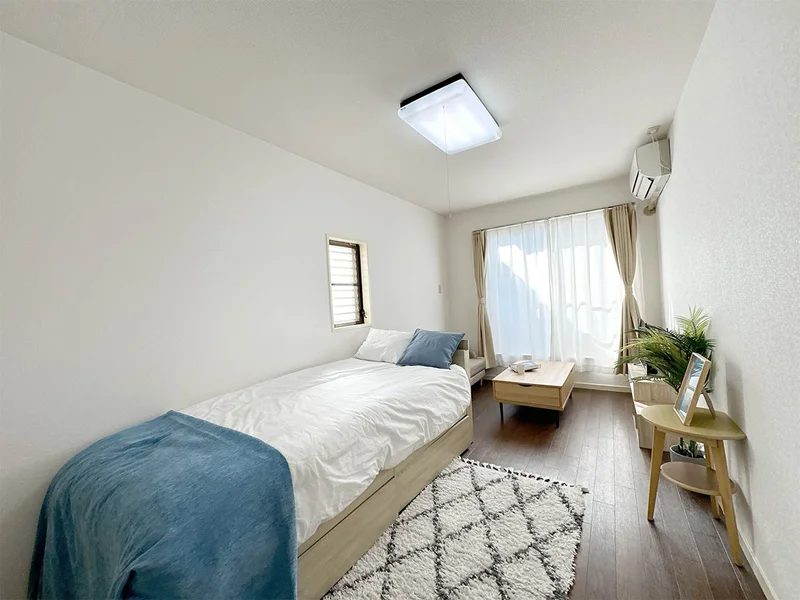 写真はお部屋のイメージです。ラグなどの室内装飾はございません。