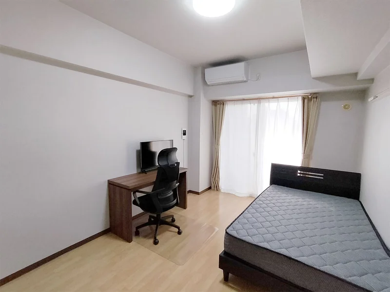 写真はお部屋のイメージです。ラグなどの室内装飾はございません。