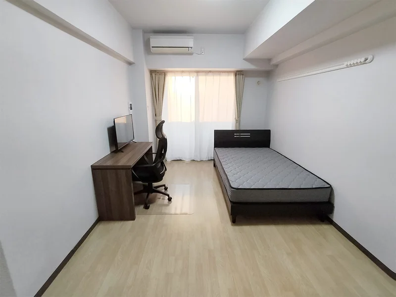 写真はお部屋のイメージです。ラグなどの室内装飾はございません。