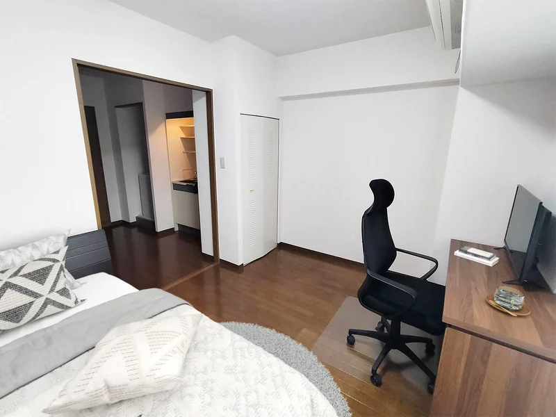 写真はお部屋のイメージです。ラグなどの室内装飾はございません。