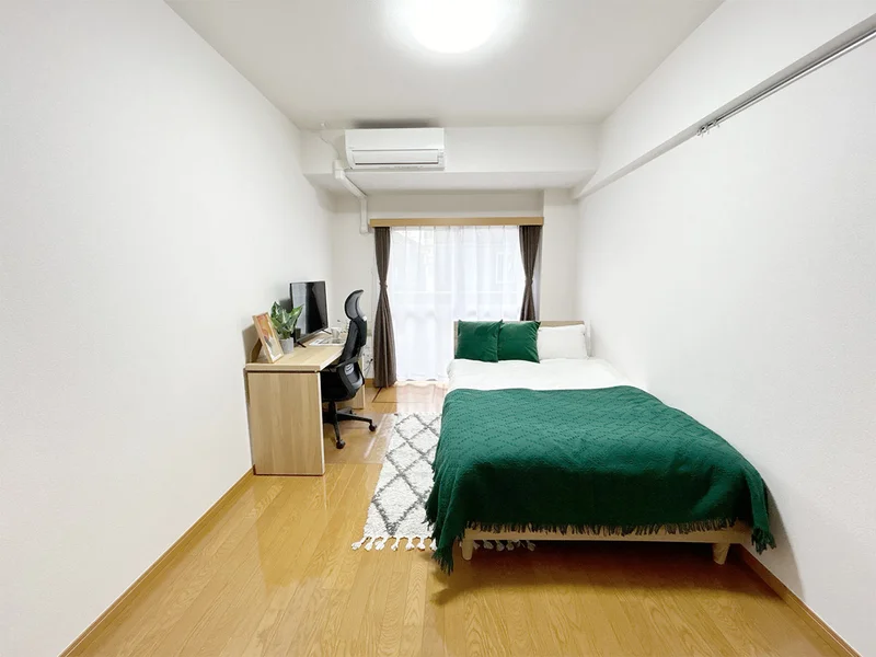 写真はお部屋のイメージです。ラグなどの室内装飾はございません。