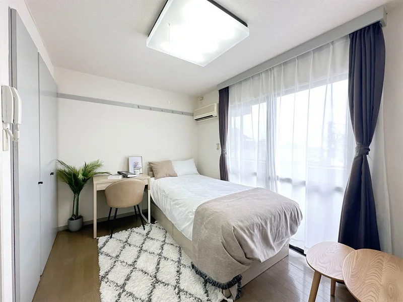 写真はお部屋のイメージです。ラグなどの室内装飾はございません。