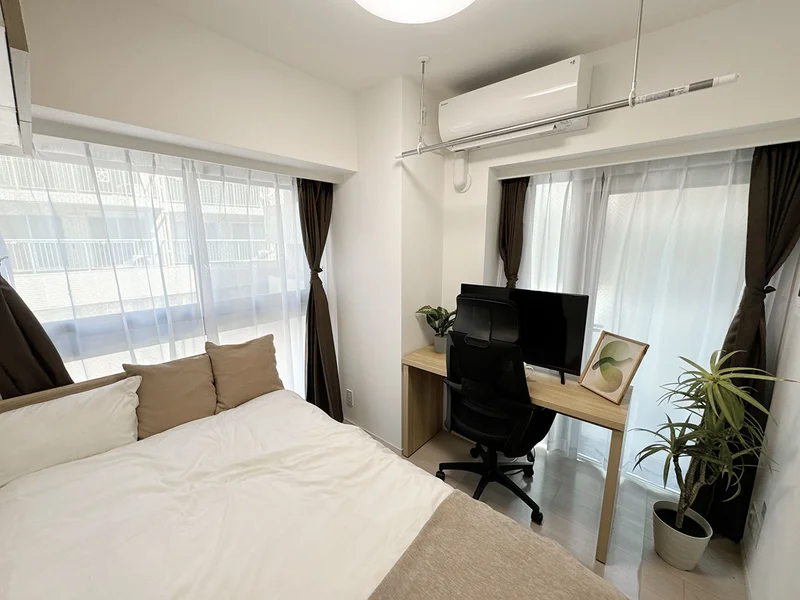 写真はお部屋のイメージです。ラグなどの室内装飾はございません。