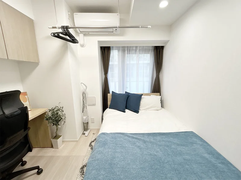 写真はお部屋のイメージです。ラグなどの室内装飾はございません。