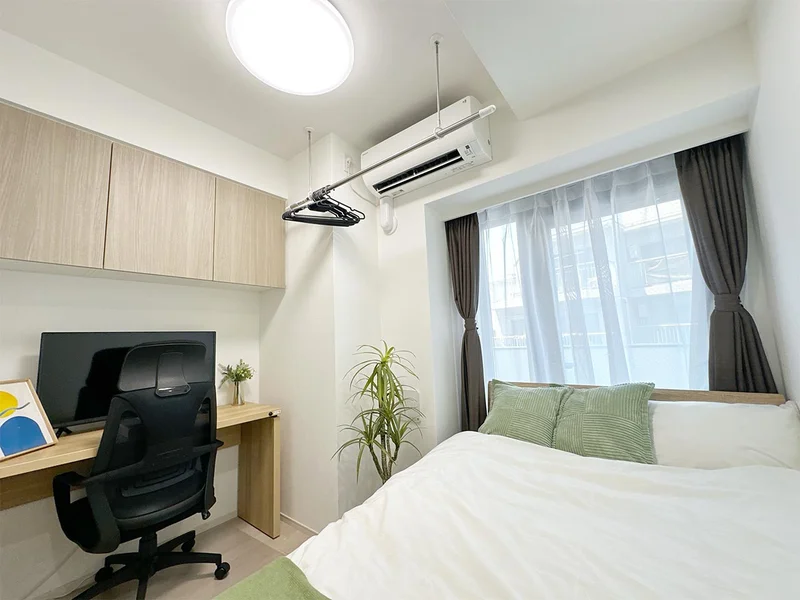写真はお部屋のイメージです。ラグなどの室内装飾はございません。