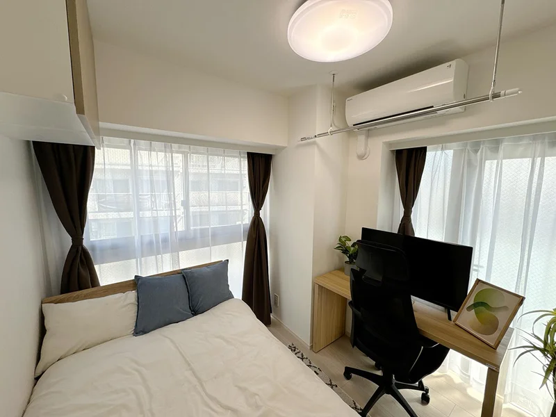 写真はお部屋のイメージです。ラグなどの室内装飾はございません。