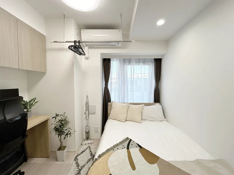 写真はお部屋のイメージです。ラグなどの室内装飾はございません。